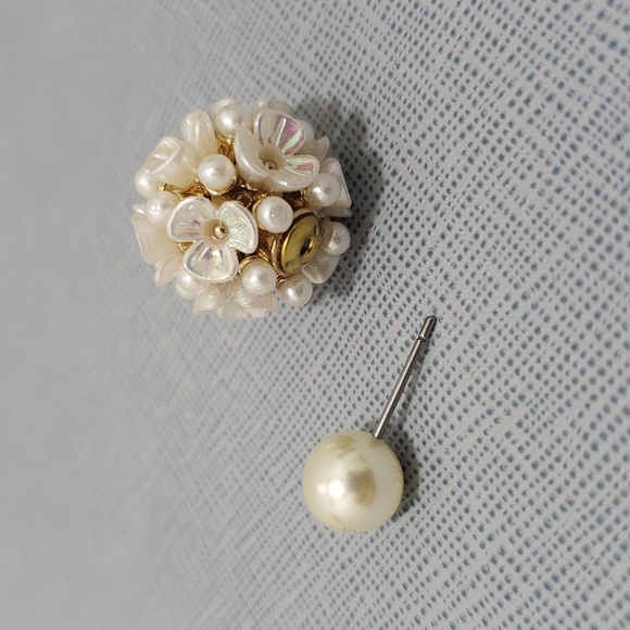 NWOT Floral Pearl Double Sided Earrings - Picture 5 of 6
